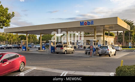 Irvine, Kalifornien, USA. 16 Sep, 2017. Autos an der Tankstelle Mobil Credit: Alexey Bychkov/ZUMA Draht/Alamy leben Nachrichten Stockfoto