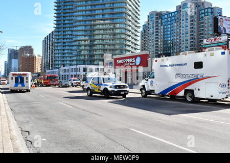 Toronto, Kanada. April 23, 2018. Van Streiks Fußgänger auf der Yonge Street zwischen Finch Ave und Sheppard Ave in North York (nördlich von Toronto) das Töten 9 und verletzte 16. Foto: Dominic Chan/EXimages Credit: EXImages/Alamy leben Nachrichten Stockfoto