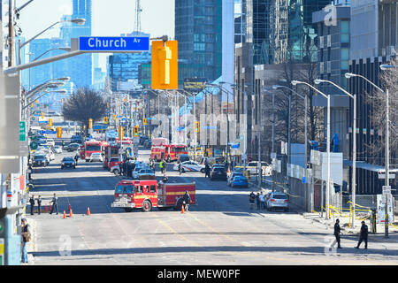 Toronto, Kanada. April 23, 2018. Van Streiks Fußgänger auf der Yonge Street zwischen Finch Ave und Sheppard Ave in North York (nördlich von Toronto) das Töten 9 und verletzte 16. Eine Ansicht der Yonge Street aus der Ferne in der Nähe von Mel Lastman Square verpackt mit notfallhelfer. Foto: Dominic Chan/EXimages Credit: EXImages/Alamy leben Nachrichten Stockfoto