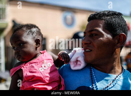 Kino, Mexiko. 23 Apr, 2018. Donald Trump, Präsident der USA, fährt mit seinem Plan am Montag die Einwanderung aus Mexiko zu stoppen, angesichts dieser Lage die Karawane der Migrantinnen mit einem März heute auf dem Boulevard Kino protestiert hat, im nördlichen Mexiko. Dieser halbe Tag der Karawane führte zwei Tage nach der Ankunft in Hermosillo, wo sie durch das Rote Kreuz, die Zivilgesellschaft und andere Organisationen unterstützt wurden rund 600 Migranten aus verschiedenen Ländern Mittelamerikas vom Roten Kreuz und Zivilgesellschaft. Credit: NortePhoto.com/Alamy leben Nachrichten Stockfoto