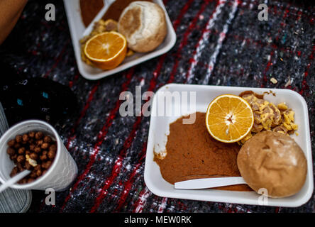 Kino, Mexiko. 23 Apr, 2018. Donald Trump, Präsident der USA, fährt mit seinem Plan am Montag die Einwanderung aus Mexiko zu stoppen, angesichts dieser Lage die Karawane der Migrantinnen mit einem März heute auf dem Boulevard Kino protestiert hat, im nördlichen Mexiko. Dieser halbe Tag der Karawane führte zwei Tage nach der Ankunft in Hermosillo, wo sie durch das Rote Kreuz, die Zivilgesellschaft und andere Organisationen unterstützt wurden rund 600 Migranten aus verschiedenen Ländern Mittelamerikas vom Roten Kreuz und Zivilgesellschaft. Credit: NortePhoto.com/Alamy leben Nachrichten Stockfoto