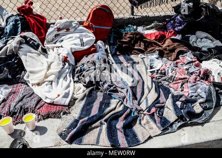 Kino, Mexiko. 23 Apr, 2018. Donald Trump, Präsident der USA, fährt mit seinem Plan am Montag die Einwanderung aus Mexiko zu stoppen, angesichts dieser Lage die Karawane der Migrantinnen mit einem März heute auf dem Boulevard Kino protestiert hat, im nördlichen Mexiko. Dieser halbe Tag der Karawane führte zwei Tage nach der Ankunft in Hermosillo, wo sie durch das Rote Kreuz, die Zivilgesellschaft und andere Organisationen unterstützt wurden rund 600 Migranten aus verschiedenen Ländern Mittelamerikas vom Roten Kreuz und Zivilgesellschaft. Credit: NortePhoto.com/Alamy leben Nachrichten Stockfoto