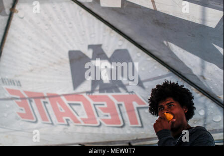 Kino, Mexiko. 23 Apr, 2018. Donald Trump, Präsident der USA, fährt mit seinem Plan am Montag die Einwanderung aus Mexiko zu stoppen, angesichts dieser Lage die Karawane der Migrantinnen mit einem März heute auf dem Boulevard Kino protestiert hat, im nördlichen Mexiko. Dieser halbe Tag der Karawane führte zwei Tage nach der Ankunft in Hermosillo, wo sie durch das Rote Kreuz, die Zivilgesellschaft und andere Organisationen unterstützt wurden rund 600 Migranten aus verschiedenen Ländern Mittelamerikas vom Roten Kreuz und Zivilgesellschaft. Credit: NortePhoto.com/Alamy leben Nachrichten Stockfoto