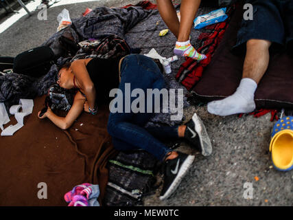 Kino, Mexiko. 23 Apr, 2018. Donald Trump, Präsident der USA, fährt mit seinem Plan am Montag die Einwanderung aus Mexiko zu stoppen, angesichts dieser Lage die Karawane der Migrantinnen mit einem März heute auf dem Boulevard Kino protestiert hat, im nördlichen Mexiko. Dieser halbe Tag der Karawane führte zwei Tage nach der Ankunft in Hermosillo, wo sie durch das Rote Kreuz, die Zivilgesellschaft und andere Organisationen unterstützt wurden rund 600 Migranten aus verschiedenen Ländern Mittelamerikas vom Roten Kreuz und Zivilgesellschaft. Credit: NortePhoto.com/Alamy leben Nachrichten Stockfoto