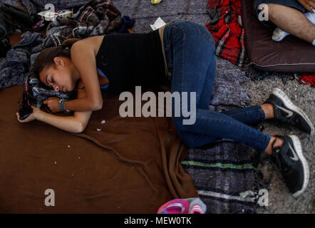 Kino, Mexiko. 23 Apr, 2018. Donald Trump, Präsident der USA, fährt mit seinem Plan am Montag die Einwanderung aus Mexiko zu stoppen, angesichts dieser Lage die Karawane der Migrantinnen mit einem März heute auf dem Boulevard Kino protestiert hat, im nördlichen Mexiko. Dieser halbe Tag der Karawane führte zwei Tage nach der Ankunft in Hermosillo, wo sie durch das Rote Kreuz, die Zivilgesellschaft und andere Organisationen unterstützt wurden rund 600 Migranten aus verschiedenen Ländern Mittelamerikas vom Roten Kreuz und Zivilgesellschaft. Credit: NortePhoto.com/Alamy leben Nachrichten Stockfoto