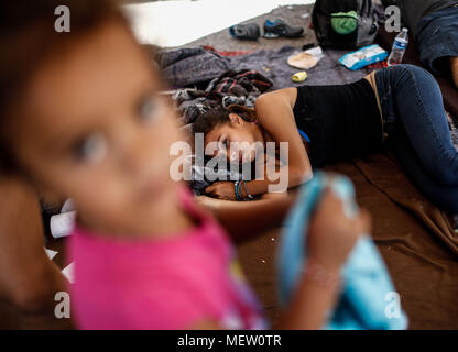 Kino, Mexiko. 23 Apr, 2018. Donald Trump, Präsident der USA, fährt mit seinem Plan am Montag die Einwanderung aus Mexiko zu stoppen, angesichts dieser Lage die Karawane der Migrantinnen mit einem März heute auf dem Boulevard Kino protestiert hat, im nördlichen Mexiko. Dieser halbe Tag der Karawane führte zwei Tage nach der Ankunft in Hermosillo, wo sie durch das Rote Kreuz, die Zivilgesellschaft und andere Organisationen unterstützt wurden rund 600 Migranten aus verschiedenen Ländern Mittelamerikas vom Roten Kreuz und Zivilgesellschaft. Credit: NortePhoto.com/Alamy leben Nachrichten Stockfoto