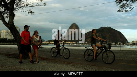 Rio de Janeiro, Brasilien. 23. April 2018 Touristen und Anwohner eine Turistic vor dem Zuckerhut Hügel genießen. Credit: Antonio Di Paola/Alamy leben Nachrichten Stockfoto