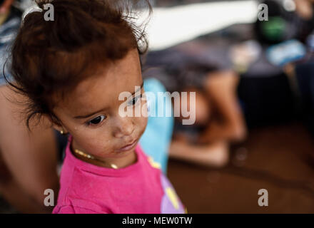 Kino, Mexiko. 23 Apr, 2018. Donald Trump, Präsident der USA, fährt mit seinem Plan am Montag die Einwanderung aus Mexiko zu stoppen, angesichts dieser Lage die Karawane der Migrantinnen mit einem März heute auf dem Boulevard Kino protestiert hat, im nördlichen Mexiko. Dieser halbe Tag der Karawane führte zwei Tage nach der Ankunft in Hermosillo, wo sie durch das Rote Kreuz, die Zivilgesellschaft und andere Organisationen unterstützt wurden rund 600 Migranten aus verschiedenen Ländern Mittelamerikas vom Roten Kreuz und Zivilgesellschaft. Credit: NortePhoto.com/Alamy leben Nachrichten Stockfoto