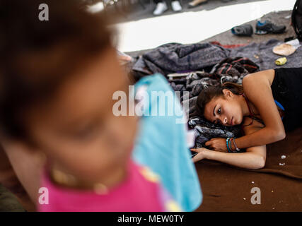 Kino, Mexiko. 23 Apr, 2018. Donald Trump, Präsident der USA, fährt mit seinem Plan am Montag die Einwanderung aus Mexiko zu stoppen, angesichts dieser Lage die Karawane der Migrantinnen mit einem März heute auf dem Boulevard Kino protestiert hat, im nördlichen Mexiko. Dieser halbe Tag der Karawane führte zwei Tage nach der Ankunft in Hermosillo, wo sie durch das Rote Kreuz, die Zivilgesellschaft und andere Organisationen unterstützt wurden rund 600 Migranten aus verschiedenen Ländern Mittelamerikas vom Roten Kreuz und Zivilgesellschaft. Credit: NortePhoto.com/Alamy leben Nachrichten Stockfoto