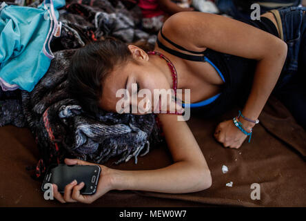 Kino, Mexiko. 23 Apr, 2018. Donald Trump, Präsident der USA, fährt mit seinem Plan am Montag die Einwanderung aus Mexiko zu stoppen, angesichts dieser Lage die Karawane der Migrantinnen mit einem März heute auf dem Boulevard Kino protestiert hat, im nördlichen Mexiko. Dieser halbe Tag der Karawane führte zwei Tage nach der Ankunft in Hermosillo, wo sie durch das Rote Kreuz, die Zivilgesellschaft und andere Organisationen unterstützt wurden rund 600 Migranten aus verschiedenen Ländern Mittelamerikas vom Roten Kreuz und Zivilgesellschaft. Credit: NortePhoto.com/Alamy leben Nachrichten Stockfoto