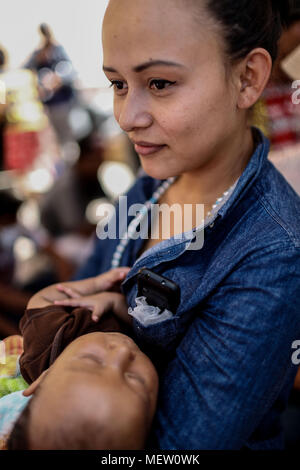 Kino, Mexiko. 23 Apr, 2018. Donald Trump, Präsident der USA, fährt mit seinem Plan am Montag die Einwanderung aus Mexiko zu stoppen, angesichts dieser Lage die Karawane der Migrantinnen mit einem März heute auf dem Boulevard Kino protestiert hat, im nördlichen Mexiko. Dieser halbe Tag der Karawane führte zwei Tage nach der Ankunft in Hermosillo, wo sie durch das Rote Kreuz, die Zivilgesellschaft und andere Organisationen unterstützt wurden rund 600 Migranten aus verschiedenen Ländern Mittelamerikas vom Roten Kreuz und Zivilgesellschaft. Credit: NortePhoto.com/Alamy leben Nachrichten Stockfoto