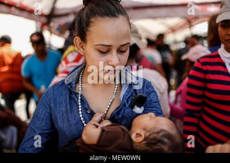 Kino, Mexiko. 23 Apr, 2018. Donald Trump, Präsident der USA, fährt mit seinem Plan am Montag die Einwanderung aus Mexiko zu stoppen, angesichts dieser Lage die Karawane der Migrantinnen mit einem März heute auf dem Boulevard Kino protestiert hat, im nördlichen Mexiko. Dieser halbe Tag der Karawane führte zwei Tage nach der Ankunft in Hermosillo, wo sie durch das Rote Kreuz, die Zivilgesellschaft und andere Organisationen unterstützt wurden rund 600 Migranten aus verschiedenen Ländern Mittelamerikas vom Roten Kreuz und Zivilgesellschaft. Credit: NortePhoto.com/Alamy leben Nachrichten Stockfoto
