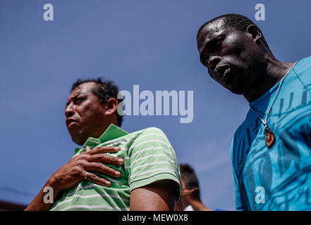 Kino, Mexiko. 23 Apr, 2018. Donald Trump, Präsident der USA, fährt mit seinem Plan am Montag die Einwanderung aus Mexiko zu stoppen, angesichts dieser Lage die Karawane der Migrantinnen mit einem März heute auf dem Boulevard Kino protestiert hat, im nördlichen Mexiko. Dieser halbe Tag der Karawane führte zwei Tage nach der Ankunft in Hermosillo, wo sie durch das Rote Kreuz, die Zivilgesellschaft und andere Organisationen unterstützt wurden rund 600 Migranten aus verschiedenen Ländern Mittelamerikas vom Roten Kreuz und Zivilgesellschaft. Credit: NortePhoto.com/Alamy leben Nachrichten Stockfoto