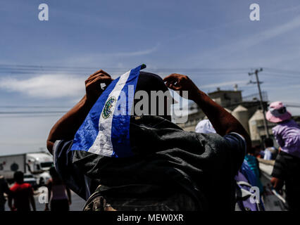 Kino, Mexiko. 23 Apr, 2018. Donald Trump, Präsident der USA, fährt mit seinem Plan am Montag die Einwanderung aus Mexiko zu stoppen, angesichts dieser Lage die Karawane der Migrantinnen mit einem März heute auf dem Boulevard Kino protestiert hat, im nördlichen Mexiko. Dieser halbe Tag der Karawane führte zwei Tage nach der Ankunft in Hermosillo, wo sie durch das Rote Kreuz, die Zivilgesellschaft und andere Organisationen unterstützt wurden rund 600 Migranten aus verschiedenen Ländern Mittelamerikas vom Roten Kreuz und Zivilgesellschaft. Credit: NortePhoto.com/Alamy leben Nachrichten Stockfoto