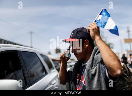 Kino, Mexiko. 23 Apr, 2018. Donald Trump, Präsident der USA, fährt mit seinem Plan am Montag die Einwanderung aus Mexiko zu stoppen, angesichts dieser Lage die Karawane der Migrantinnen mit einem März heute auf dem Boulevard Kino protestiert hat, im nördlichen Mexiko. Dieser halbe Tag der Karawane führte zwei Tage nach der Ankunft in Hermosillo, wo sie durch das Rote Kreuz, die Zivilgesellschaft und andere Organisationen unterstützt wurden rund 600 Migranten aus verschiedenen Ländern Mittelamerikas vom Roten Kreuz und Zivilgesellschaft. Credit: NortePhoto.com/Alamy leben Nachrichten Stockfoto