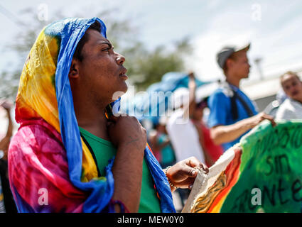 Kino, Mexiko. 23 Apr, 2018. Donald Trump, Präsident der USA, fährt mit seinem Plan am Montag die Einwanderung aus Mexiko zu stoppen, angesichts dieser Lage die Karawane der Migrantinnen mit einem März heute auf dem Boulevard Kino protestiert hat, im nördlichen Mexiko. Dieser halbe Tag der Karawane führte zwei Tage nach der Ankunft in Hermosillo, wo sie durch das Rote Kreuz, die Zivilgesellschaft und andere Organisationen unterstützt wurden rund 600 Migranten aus verschiedenen Ländern Mittelamerikas vom Roten Kreuz und Zivilgesellschaft. Credit: NortePhoto.com/Alamy leben Nachrichten Stockfoto