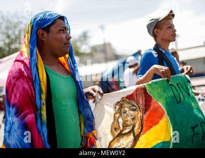 Kino, Mexiko. 23 Apr, 2018. Donald Trump, Präsident der USA, fährt mit seinem Plan am Montag die Einwanderung aus Mexiko zu stoppen, angesichts dieser Lage die Karawane der Migrantinnen mit einem März heute auf dem Boulevard Kino protestiert hat, im nördlichen Mexiko. Dieser halbe Tag der Karawane führte zwei Tage nach der Ankunft in Hermosillo, wo sie durch das Rote Kreuz, die Zivilgesellschaft und andere Organisationen unterstützt wurden rund 600 Migranten aus verschiedenen Ländern Mittelamerikas vom Roten Kreuz und Zivilgesellschaft. Credit: NortePhoto.com/Alamy leben Nachrichten Stockfoto