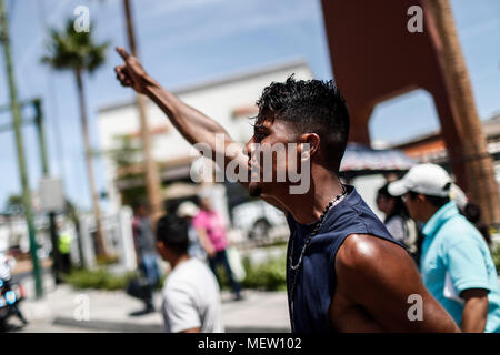 Kino, Mexiko. 23 Apr, 2018. Donald Trump, Präsident der USA, fährt mit seinem Plan am Montag die Einwanderung aus Mexiko zu stoppen, angesichts dieser Lage die Karawane der Migrantinnen mit einem März heute auf dem Boulevard Kino protestiert hat, im nördlichen Mexiko. Dieser halbe Tag der Karawane führte zwei Tage nach der Ankunft in Hermosillo, wo sie durch das Rote Kreuz, die Zivilgesellschaft und andere Organisationen unterstützt wurden rund 600 Migranten aus verschiedenen Ländern Mittelamerikas vom Roten Kreuz und Zivilgesellschaft. Credit: NortePhoto.com/Alamy leben Nachrichten Stockfoto