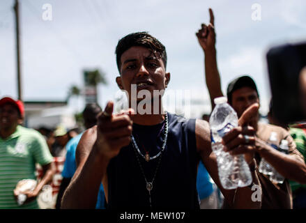 Kino, Mexiko. 23 Apr, 2018. Donald Trump, Präsident der USA, fährt mit seinem Plan am Montag die Einwanderung aus Mexiko zu stoppen, angesichts dieser Lage die Karawane der Migrantinnen mit einem März heute auf dem Boulevard Kino protestiert hat, im nördlichen Mexiko. Dieser halbe Tag der Karawane führte zwei Tage nach der Ankunft in Hermosillo, wo sie durch das Rote Kreuz, die Zivilgesellschaft und andere Organisationen unterstützt wurden rund 600 Migranten aus verschiedenen Ländern Mittelamerikas vom Roten Kreuz und Zivilgesellschaft. Credit: NortePhoto.com/Alamy leben Nachrichten Stockfoto