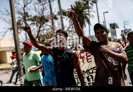 Kino, Mexiko. 23 Apr, 2018. Donald Trump, Präsident der USA, fährt mit seinem Plan am Montag die Einwanderung aus Mexiko zu stoppen, angesichts dieser Lage die Karawane der Migrantinnen mit einem März heute auf dem Boulevard Kino protestiert hat, im nördlichen Mexiko. Dieser halbe Tag der Karawane führte zwei Tage nach der Ankunft in Hermosillo, wo sie durch das Rote Kreuz, die Zivilgesellschaft und andere Organisationen unterstützt wurden rund 600 Migranten aus verschiedenen Ländern Mittelamerikas vom Roten Kreuz und Zivilgesellschaft. Credit: NortePhoto.com/Alamy leben Nachrichten Stockfoto