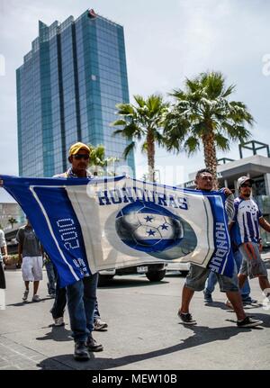 Kino, Mexiko. 23 Apr, 2018. Donald Trump, Präsident der USA, fährt mit seinem Plan am Montag die Einwanderung aus Mexiko zu stoppen, angesichts dieser Lage die Karawane der Migrantinnen mit einem März heute auf dem Boulevard Kino protestiert hat, im nördlichen Mexiko. Dieser halbe Tag der Karawane führte zwei Tage nach der Ankunft in Hermosillo, wo sie durch das Rote Kreuz, die Zivilgesellschaft und andere Organisationen unterstützt wurden rund 600 Migranten aus verschiedenen Ländern Mittelamerikas vom Roten Kreuz und Zivilgesellschaft. Credit: NortePhoto.com/Alamy leben Nachrichten Stockfoto