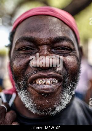 Kino, Mexiko. 23 Apr, 2018. Donald Trump, Präsident der USA, fährt mit seinem Plan am Montag die Einwanderung aus Mexiko zu stoppen, angesichts dieser Lage die Karawane der Migrantinnen mit einem März heute auf dem Boulevard Kino protestiert hat, im nördlichen Mexiko. Dieser halbe Tag der Karawane führte zwei Tage nach der Ankunft in Hermosillo, wo sie durch das Rote Kreuz, die Zivilgesellschaft und andere Organisationen unterstützt wurden rund 600 Migranten aus verschiedenen Ländern Mittelamerikas vom Roten Kreuz und Zivilgesellschaft. Credit: NortePhoto.com/Alamy leben Nachrichten Stockfoto