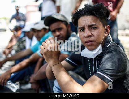 Kino, Mexiko. 23 Apr, 2018. Donald Trump, Präsident der USA, fährt mit seinem Plan am Montag die Einwanderung aus Mexiko zu stoppen, angesichts dieser Lage die Karawane der Migrantinnen mit einem März heute auf dem Boulevard Kino protestiert hat, im nördlichen Mexiko. Dieser halbe Tag der Karawane führte zwei Tage nach der Ankunft in Hermosillo, wo sie durch das Rote Kreuz, die Zivilgesellschaft und andere Organisationen unterstützt wurden rund 600 Migranten aus verschiedenen Ländern Mittelamerikas vom Roten Kreuz und Zivilgesellschaft. Credit: NortePhoto.com/Alamy leben Nachrichten Stockfoto
