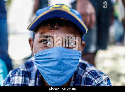 Kino, Mexiko. 23 Apr, 2018. Donald Trump, Präsident der USA, fährt mit seinem Plan am Montag die Einwanderung aus Mexiko zu stoppen, angesichts dieser Lage die Karawane der Migrantinnen mit einem März heute auf dem Boulevard Kino protestiert hat, im nördlichen Mexiko. Dieser halbe Tag der Karawane führte zwei Tage nach der Ankunft in Hermosillo, wo sie durch das Rote Kreuz, die Zivilgesellschaft und andere Organisationen unterstützt wurden rund 600 Migranten aus verschiedenen Ländern Mittelamerikas vom Roten Kreuz und Zivilgesellschaft. Credit: NortePhoto.com/Alamy leben Nachrichten Stockfoto