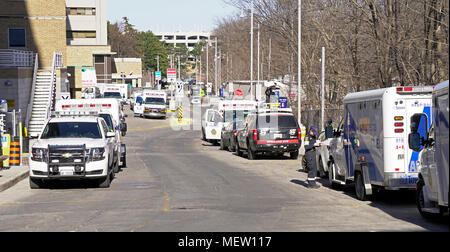 Toronto, Kanada. 23 Apr, 2018. Nach dem weißen Van angetrieben von Alek minassian schlagen mehrere Opfer in Toronto Yonge und Finch, Krankenwagen, Medien und Polizei Kreuzer außerhalb Emergency Eingang von Toronto Sunnybook Krankenhaus Trauma Center, wo die Opfer für medizinische Behandlungen, die in den Nachmittag des 23. April gesendet werden, 2018 Credit geparkt: CharlineXia/Alamy leben Nachrichten Stockfoto