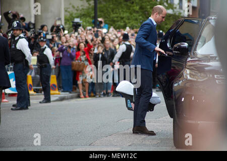 London, Großbritannien. 23 Apr, 2018. Der Herzog und die Herzogin von Cambridge Die Lindo Flügel mit ihren neuen Sohn ab. LONDON, ENGLAND - 23. APRIL Credit: Miro Arva/Alamy leben Nachrichten Stockfoto