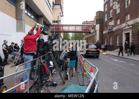 Lindo Flügel, St Mary's Hospital, London, UK. 23 Apr, 2018. Die Medien außerhalb des Krankenhauses Credit: Raymond Tang/Alamy leben Nachrichten Stockfoto