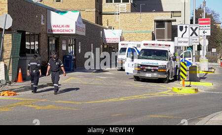 Toronto, Kanada. 23 Apr, 2018. Opfer von Alek minassian van Angriff in Toronto North York erhalten Behandlungen bei Sunnybrook Krankenhauses, Notärzte und Krankenwagen besetzt außerhalb der Notfall eintritt von Toronto Sunnybook Krankenhaus Trauma Center am Nachmittag des 23. April gesehen werden können, 2018 Credit: CharlineXia/Alamy leben Nachrichten Stockfoto