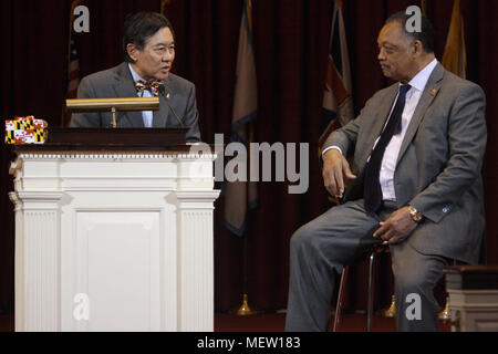 College Park, Maryland, USA. 23 Apr, 2018. Universität von Maryland Präsident Wallace Loh danken Reverend Jesse Jackson für seine closing Keynote des 2. jährlichen Soziale Gerechtigkeit Tag in der Gedenkstätte Kapelle an der Universität von Maryland in College Park, Md. Credit: Evan Golub/ZUMA Draht/Alamy leben Nachrichten Stockfoto