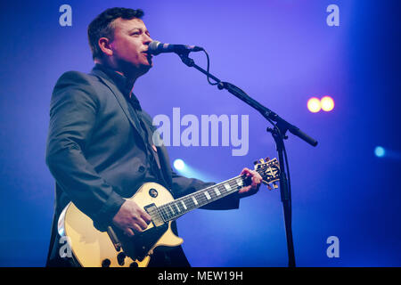 Newcastle, UK. 23. April 2018. Waliser Rock Band Manic Street Prediger führen bei Newcastle MetroRadio Arena auf der öffnung Nacht ihrer UK-Tour zur Unterstützung der Widerstand ist zwecklos, ihr 13 Studio Album. Quelle: Thomas Jackson/Alamy leben Nachrichten Stockfoto