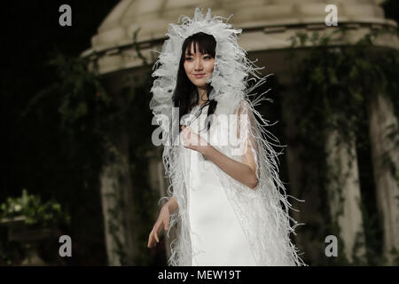 Barcelona, Katalonien, Spanien. 23 Apr, 2018. April 23, 2018 - Barcelona, Spanien - pronovias Parade: ein Modell geht der Start- und Landebahn am Pronovias zeigen und die während des Barcelona Bridal Woche 2018. Credit: Marc Dominguez/ZUMA Draht/Alamy leben Nachrichten Stockfoto