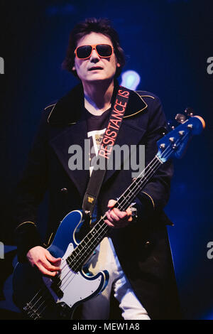 Newcastle, UK. 23. April 2018. Waliser Rock Band Manic Street Prediger führen bei Newcastle MetroRadio Arena auf der öffnung Nacht ihrer UK-Tour zur Unterstützung der Widerstand ist zwecklos, ihr 13 Studio Album. Quelle: Thomas Jackson/Alamy leben Nachrichten Stockfoto