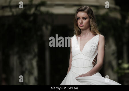 Barcelona, Katalonien, Spanien. 23 Apr, 2018. April 23, 2018 - Barcelona, Spanien - pronovias Parade: ein Modell geht der Start- und Landebahn am Pronovias zeigen und die während des Barcelona Bridal Woche 2018. Credit: Marc Dominguez/ZUMA Draht/Alamy leben Nachrichten Stockfoto