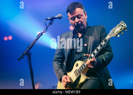 Newcastle, UK. 23. April 2018. Waliser Rock Band Manic Street Prediger führen bei Newcastle MetroRadio Arena auf der öffnung Nacht ihrer UK-Tour zur Unterstützung der Widerstand ist zwecklos, ihr 13 Studio Album. Quelle: Thomas Jackson/Alamy leben Nachrichten Stockfoto