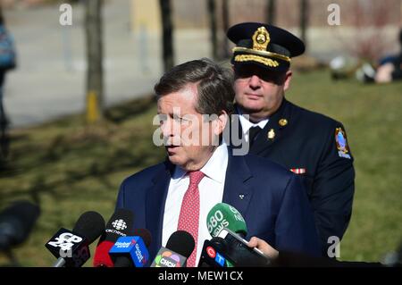 Toronto, Ontario, Kanada. 23 Apr, 2018. Toronto, CAN, 23. Apr 2018 - Mindestens 9 Menschen starben und 16 verletzt, in Toronto nach einem Treiber montiert einen Bürgersteig und fuhren mehrere Kilometer markante Dutzende am April 23, 2018 Credit: Victor Biro/ZUMA Draht/Alamy leben Nachrichten Stockfoto