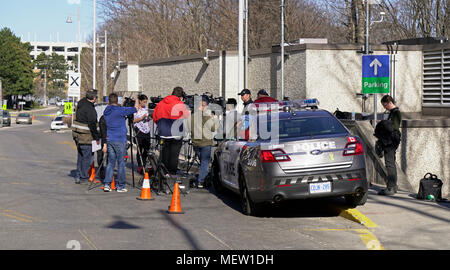 Toronto, Kanada. 23 Apr, 2018. News Medien Reporter erfassen außerhalb Emergency Eingang des Sunnybrook Health Sciences Center, wo 10 Opfer von Alex Minassian van verletzt werden Behandlungen Credit: CharlineXia/Alamy leben Nachrichten Stockfoto