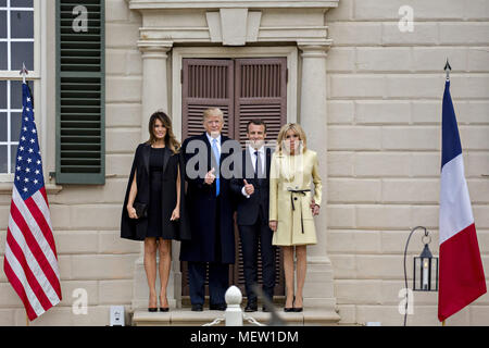 Mount Vernon, Virginia, USA. 23 Apr, 2018. First Lady der USA Melania Trump, von links, der US-Präsident Donald Trump, Emmanuel Längestrich, Frankreichs Präsident, und Brigitte Längestrich, erste Frankreich Lady's, stand für Fotografen außerhalb der Villa am Mount Vernon Estate des ersten US-Präsidenten George Washington in Mount Vernon, Virginia, USA, am Montag, 23. April 2018. Wie Längestrich für den ersten Staatsbesuch des Präsidenten, des Trump ankommt, die US-Führer droht das globale Handelssystem mit Tarifen an China, hochkant, vielleicht auch Europa. Credit: Andreas Harrer/Pool über C Stockfoto