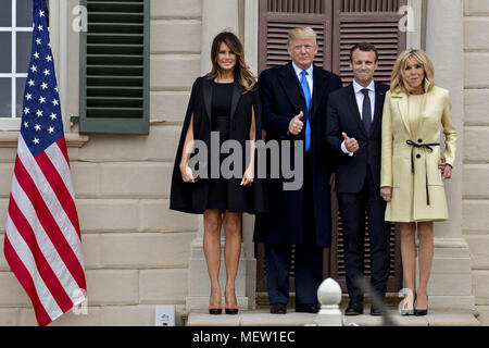 Mount Vernon, Virginia, USA. 23 Apr, 2018. First Lady der USA Melania Trump, von links, der US-Präsident Donald Trump, Emmanuel Längestrich, Frankreichs Präsident, und Brigitte Längestrich, erste Frankreich Lady's, stand für Fotografen außerhalb der Villa am Mount Vernon Estate des ersten US-Präsidenten George Washington in Mount Vernon, Virginia, USA, am Montag, 23. April 2018. Wie Längestrich kommt für die ersten Staatsbesuch des TrumpÃ-s Vorsitz, der US-Marktführer droht das globale Handelssystem mit Tarifen an China, hochkant, vielleicht auch Europa. Fotograf: Andrew Harrer/Bloomb Stockfoto