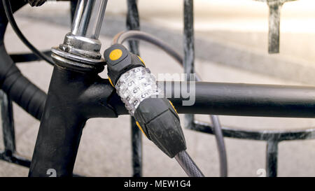 Nahaufnahme der combintaion Lock auf alten schwarzen Fahrrad Stockfoto