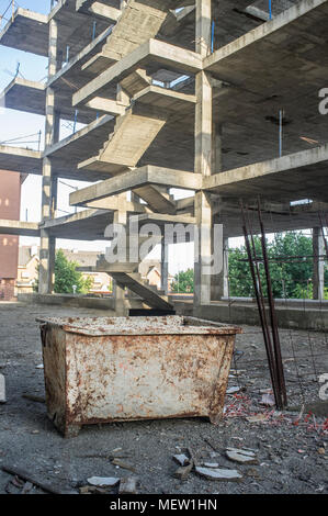 Verlassene Baustelle von Apartment Gebäude. Krise am Bau Konzept Stockfoto