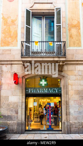 Eine Apotheke auf der Carrer de la Portaferrissa off La Rambla in Barcelona, Spanien. Stockfoto