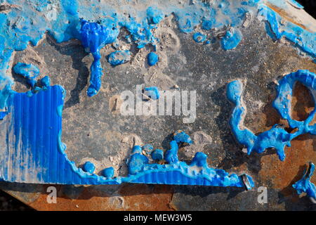 Blau geschmolzene Kunststoff ist mit einer verbrannt Müllhaufen Stockfoto