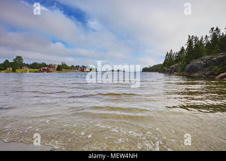 Dorf Tennviken an der schwedischen Küste hoch (UNESCO Weltnaturerbe Höga Kusten) Stockfoto