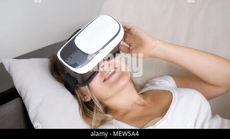 Closeup Portrait von schönen lächelnde Frau mit Virtual reality Headset Stockfoto