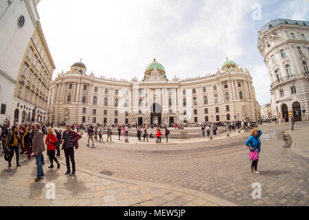 Haupteingang der St. Michaels Tor der Hofburg Imperial Palace Complex Wien, Österreich, Europa. Stockfoto