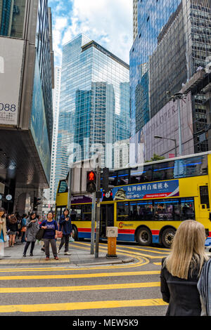 China, Hongkong, 2018-03-13: Street im Zentrum von Hong Kong City Downtown - stilvolles, modernes Firmengebäude, Business Office von Glas und Metall. Stockfoto